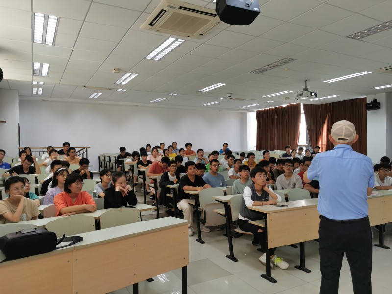 9月24日下午,在奉贤校区c教302室,龚尚庆教授受邀为物理学院2021级